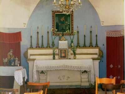 L�interno a volta � molto semplice, ospita varie sedie in legno, e conduce a un altare bianco dominato da un quadro